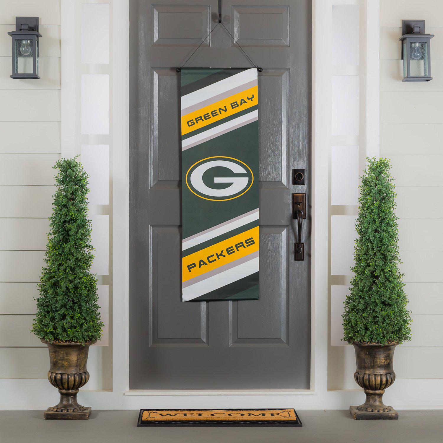 Show your pride for the Green Bay Packers with the two-sided dowel banner.  Constructed of durable suede fabric and suitable for both indoor and outdoor use. Comes ready to hang with a sturdy dowel and string.