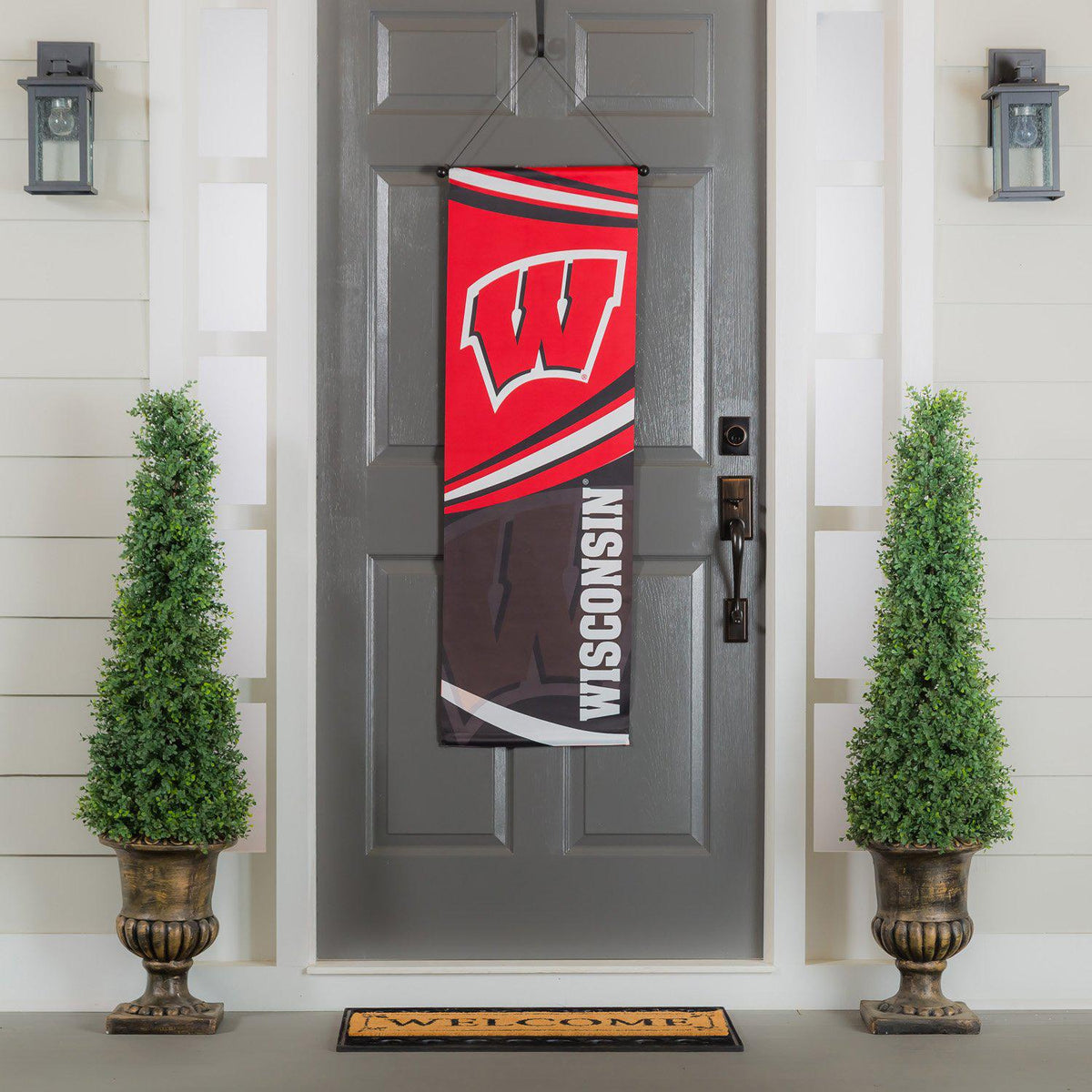 Show your pride for the Wisconsin Badgers with the two-sided dowel banner. 