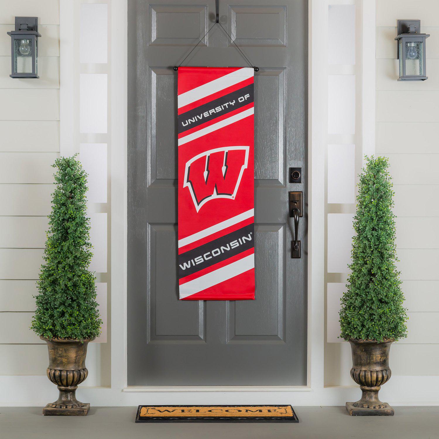 Show your pride for the Wisconsin Badgers with the two-sided dowel banner. 